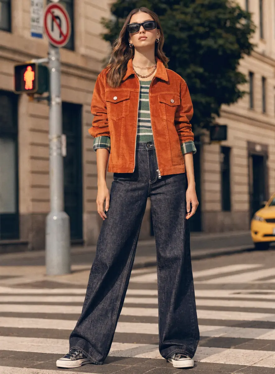 Modelo vistiendo chaqueta YES-ZEE de estilo urbano italiano